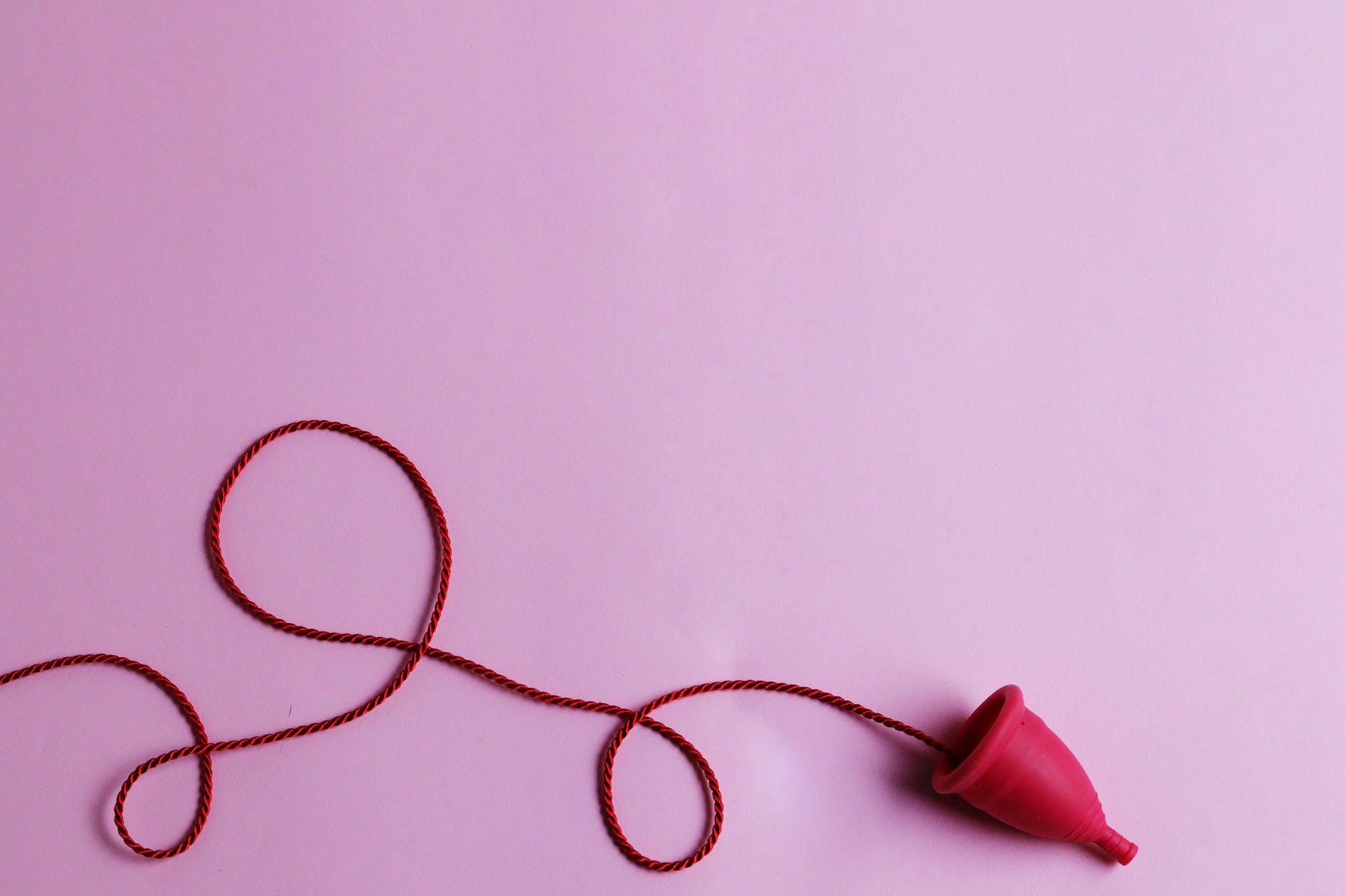 Podpaski, tampony czy kubeczki menstruacyjne – co wybrać?