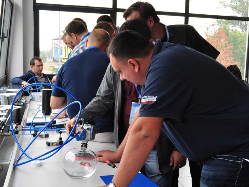 Dlaczego warto przeprowadzić szkolenia techniczne dla pracowników?