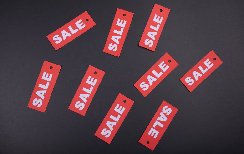 Wyjątkowe oferty w Kaufland Czy dobrze znane Ci są aktualne oferty sklepów? Być może jesteś jedną z osób, które wolą dokładnie rozważyć każdy zakup przed jego dokonaniem. Jeśli lubisz mieć pewność, że korzystasz z najlepszych okazji, to z pewnością spodoba Ci się idea przyświecająca gazetce reklamowej Kauflandu. Jak w przystępny dla klienta sposób zgromadzić wiele informacji w jednym miejscu? Tę rolę pełni właśnie gazetka z ofertami. To w niej znajdziesz przekrojową prezentację wielu przecenionych produktów, które przynależą do rozmaitych marek. Niezależnie od interesującej Cię branży, zawsze natkniesz się na ciekawe okazje - promocje w Kauflandzie dotyczą wielu artykułów o różnym przeznaczeniu. W sklepach tej sieci oferowane są między innymi produkty spożywcze, akcesoria do domu, a także odzież i środki chemiczne. Co ważne, przeceny nigdy nie dotyczą jedynie niewielkiej grupy artykułów, a raczej wybranych towarów z kilku działów. Oznacza to, że zawsze jest okazja, by kompleksowo zaopatrzyć siebie oraz dom i to w atrakcyjnych cenach! Najnowsza gazetka jest również świetnym źródłem informacji o sezonowych produktach i trendach. Często można znaleźć w niej oferty dotyczące np. warzyw i owoców, które w danym okresie najlepiej nadają się do spożycia. Poza tym może on pełnić rolę przypominającą - być może to właśnie oferta z gazetki uświadomi Ci, że nosiłeś się z zamiarem kupienia dyni na pyszną jesienną zupę lub cytryn, żeby zrobić z nich orzeźwiającą lemoniadę na gorące dni. Regularne śledzenie treści gazetki reklamowej Kaufland pozwoli Ci wypatrzeć wszystkie promocje, które w innym wypadku mogłyby Ci umknąć. Gdy masz ją przed sobą, to lista zakupów praktycznie pisze się sama! Gazetka Kaufland zawsze dostępna od czwartku Aktualna gazetka promocyjna Kauflandu zawsze dostepna jest pod adresem www.kaufland.pl/gazeta-reklamowa.html. Na dedykowanej stronie możesz dokładnie zapoznać się ze wszystkimi okazjami, które przygotowano na dany tydzień lub dłuższy okres. Nowe promocje obowiązują od każdego czwartku, o czym warto pamiętać podczas przygotowywania listy zakupów. W każdym tygodniu wprowadzany jest unikalny pakiet zniżek, dzięki którym ciągle nabyć można nowe, ciekawe produkty. Warto również wspomnieć o powracających promocjach, takich jak sobotni Superłup. W Każdej gazetce znaleźć można informacje o przecenach zorganizowanych w ramach tego wydarzenia - dają one możliwość zrobienia zakupów nie tylko na resztę weekendu, ale również cały nadchodzący tydzień. To samo tyczy się obniżek cen z okazji specjalnych wydarzeń, takich jak święta lub sezonowe wyprzedaże! Najnowsza gazetka Kaufland zawsze pełna jest ciekawych ofert, dzięki którym tanio kupisz wysokiej jakości produkty. Nie zapomnij zajrzeć do niej w każdym tygodniu, aby nie przegapić wyjątkowych okazji!