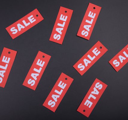 Wyjątkowe oferty w Kaufland Czy dobrze znane Ci są aktualne oferty sklepów? Być może jesteś jedną z osób, które wolą dokładnie rozważyć każdy zakup przed jego dokonaniem. Jeśli lubisz mieć pewność, że korzystasz z najlepszych okazji, to z pewnością spodoba Ci się idea przyświecająca gazetce reklamowej Kauflandu. Jak w przystępny dla klienta sposób zgromadzić wiele informacji w jednym miejscu? Tę rolę pełni właśnie gazetka z ofertami. To w niej znajdziesz przekrojową prezentację wielu przecenionych produktów, które przynależą do rozmaitych marek. Niezależnie od interesującej Cię branży, zawsze natkniesz się na ciekawe okazje - promocje w Kauflandzie dotyczą wielu artykułów o różnym przeznaczeniu. W sklepach tej sieci oferowane są między innymi produkty spożywcze, akcesoria do domu, a także odzież i środki chemiczne. Co ważne, przeceny nigdy nie dotyczą jedynie niewielkiej grupy artykułów, a raczej wybranych towarów z kilku działów. Oznacza to, że zawsze jest okazja, by kompleksowo zaopatrzyć siebie oraz dom i to w atrakcyjnych cenach! Najnowsza gazetka jest również świetnym źródłem informacji o sezonowych produktach i trendach. Często można znaleźć w niej oferty dotyczące np. warzyw i owoców, które w danym okresie najlepiej nadają się do spożycia. Poza tym może on pełnić rolę przypominającą - być może to właśnie oferta z gazetki uświadomi Ci, że nosiłeś się z zamiarem kupienia dyni na pyszną jesienną zupę lub cytryn, żeby zrobić z nich orzeźwiającą lemoniadę na gorące dni. Regularne śledzenie treści gazetki reklamowej Kaufland pozwoli Ci wypatrzeć wszystkie promocje, które w innym wypadku mogłyby Ci umknąć. Gdy masz ją przed sobą, to lista zakupów praktycznie pisze się sama! Gazetka Kaufland zawsze dostępna od czwartku Aktualna gazetka promocyjna Kauflandu zawsze dostepna jest pod adresem www.kaufland.pl/gazeta-reklamowa.html. Na dedykowanej stronie możesz dokładnie zapoznać się ze wszystkimi okazjami, które przygotowano na dany tydzień lub dłuższy okres. Nowe promocje obowiązują od każdego czwartku, o czym warto pamiętać podczas przygotowywania listy zakupów. W każdym tygodniu wprowadzany jest unikalny pakiet zniżek, dzięki którym ciągle nabyć można nowe, ciekawe produkty. Warto również wspomnieć o powracających promocjach, takich jak sobotni Superłup. W Każdej gazetce znaleźć można informacje o przecenach zorganizowanych w ramach tego wydarzenia - dają one możliwość zrobienia zakupów nie tylko na resztę weekendu, ale również cały nadchodzący tydzień. To samo tyczy się obniżek cen z okazji specjalnych wydarzeń, takich jak święta lub sezonowe wyprzedaże! Najnowsza gazetka Kaufland zawsze pełna jest ciekawych ofert, dzięki którym tanio kupisz wysokiej jakości produkty. Nie zapomnij zajrzeć do niej w każdym tygodniu, aby nie przegapić wyjątkowych okazji!
