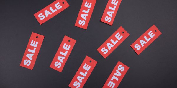Wyjątkowe oferty w Kaufland Czy dobrze znane Ci są aktualne oferty sklepów? Być może jesteś jedną z osób, które wolą dokładnie rozważyć każdy zakup przed jego dokonaniem. Jeśli lubisz mieć pewność, że korzystasz z najlepszych okazji, to z pewnością spodoba Ci się idea przyświecająca gazetce reklamowej Kauflandu. Jak w przystępny dla klienta sposób zgromadzić wiele informacji w jednym miejscu? Tę rolę pełni właśnie gazetka z ofertami. To w niej znajdziesz przekrojową prezentację wielu przecenionych produktów, które przynależą do rozmaitych marek. Niezależnie od interesującej Cię branży, zawsze natkniesz się na ciekawe okazje - promocje w Kauflandzie dotyczą wielu artykułów o różnym przeznaczeniu. W sklepach tej sieci oferowane są między innymi produkty spożywcze, akcesoria do domu, a także odzież i środki chemiczne. Co ważne, przeceny nigdy nie dotyczą jedynie niewielkiej grupy artykułów, a raczej wybranych towarów z kilku działów. Oznacza to, że zawsze jest okazja, by kompleksowo zaopatrzyć siebie oraz dom i to w atrakcyjnych cenach! Najnowsza gazetka jest również świetnym źródłem informacji o sezonowych produktach i trendach. Często można znaleźć w niej oferty dotyczące np. warzyw i owoców, które w danym okresie najlepiej nadają się do spożycia. Poza tym może on pełnić rolę przypominającą - być może to właśnie oferta z gazetki uświadomi Ci, że nosiłeś się z zamiarem kupienia dyni na pyszną jesienną zupę lub cytryn, żeby zrobić z nich orzeźwiającą lemoniadę na gorące dni. Regularne śledzenie treści gazetki reklamowej Kaufland pozwoli Ci wypatrzeć wszystkie promocje, które w innym wypadku mogłyby Ci umknąć. Gdy masz ją przed sobą, to lista zakupów praktycznie pisze się sama! Gazetka Kaufland zawsze dostępna od czwartku Aktualna gazetka promocyjna Kauflandu zawsze dostepna jest pod adresem www.kaufland.pl/gazeta-reklamowa.html. Na dedykowanej stronie możesz dokładnie zapoznać się ze wszystkimi okazjami, które przygotowano na dany tydzień lub dłuższy okres. Nowe promocje obowiązują od każdego czwartku, o czym warto pamiętać podczas przygotowywania listy zakupów. W każdym tygodniu wprowadzany jest unikalny pakiet zniżek, dzięki którym ciągle nabyć można nowe, ciekawe produkty. Warto również wspomnieć o powracających promocjach, takich jak sobotni Superłup. W Każdej gazetce znaleźć można informacje o przecenach zorganizowanych w ramach tego wydarzenia - dają one możliwość zrobienia zakupów nie tylko na resztę weekendu, ale również cały nadchodzący tydzień. To samo tyczy się obniżek cen z okazji specjalnych wydarzeń, takich jak święta lub sezonowe wyprzedaże! Najnowsza gazetka Kaufland zawsze pełna jest ciekawych ofert, dzięki którym tanio kupisz wysokiej jakości produkty. Nie zapomnij zajrzeć do niej w każdym tygodniu, aby nie przegapić wyjątkowych okazji!