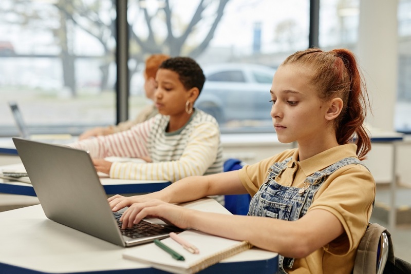 Czy internetowy kurs programowania dla dzieci jest tak samo skuteczny jak stacjonarny?