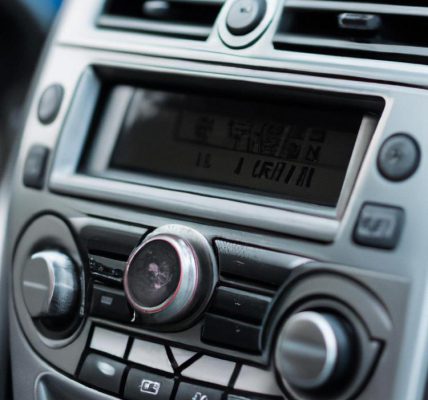jak podłączyć radio samochodowe