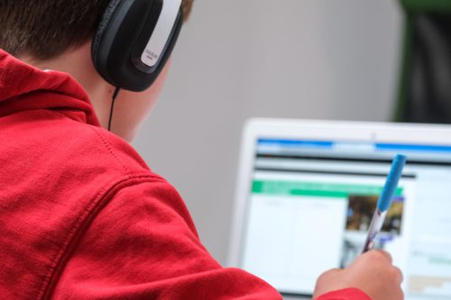Multimedialne programy dla szkół podstawowych — zobacz, co warto o nich wiedzieć