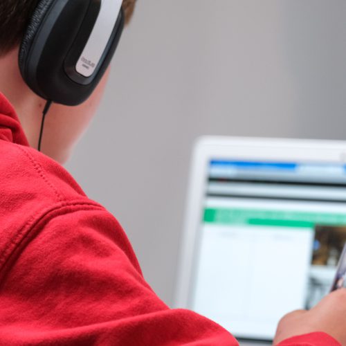 Multimedialne programy dla szkół podstawowych — zobacz, co warto o nich wiedzieć